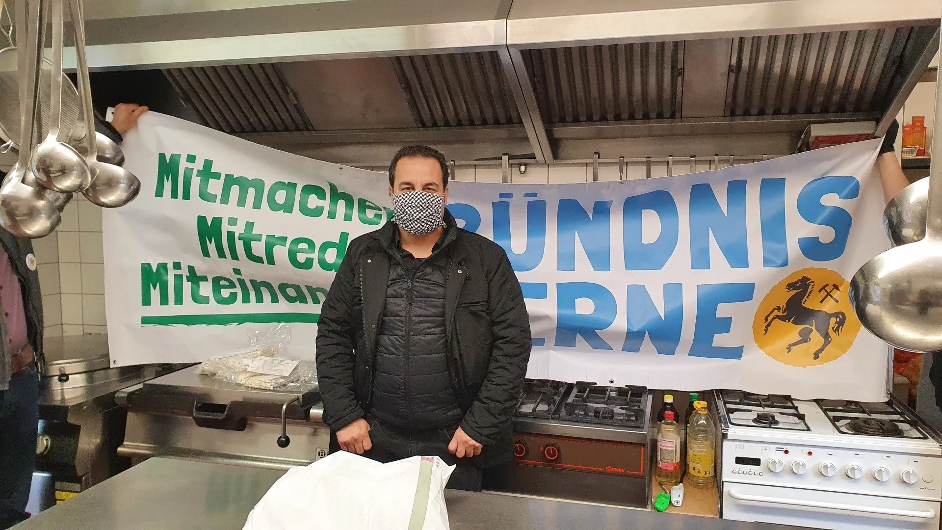 Hetham Hassan (Änderungsschneiderei Teli) bei der Übergabe der Masken