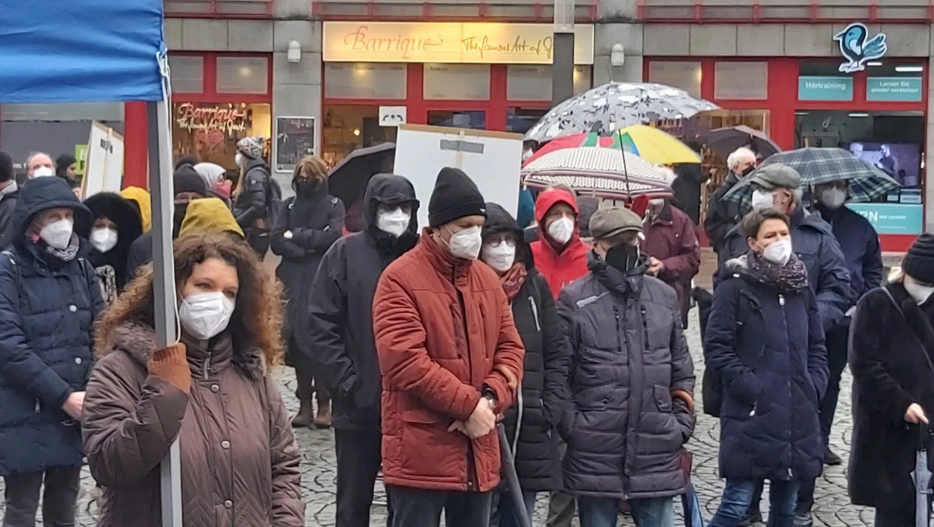 Teilnehmende der Kundgebung mit FFP2-Masken