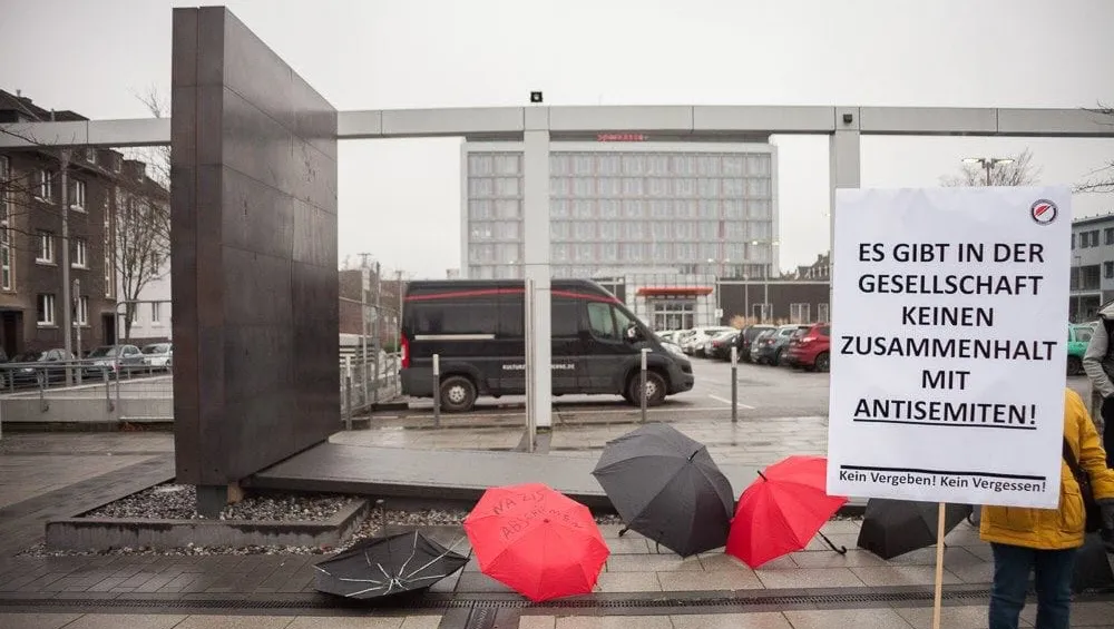 Regenschirme vor dem Shoa-Mahnmal in Herne