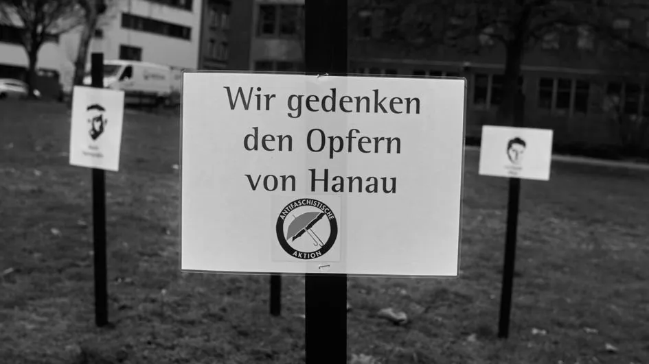 Foto der Plakate der Schirme gegen Rechts auf der Mahnwache