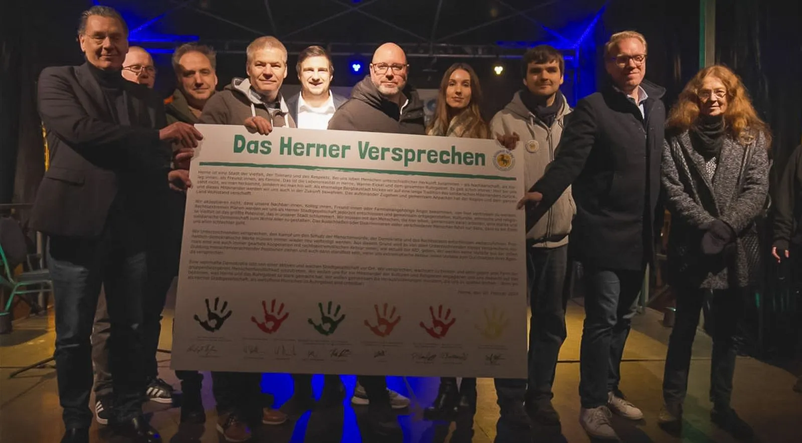 Foto mit dem unterschriebenen Herner Versprechen mit allen Parteivertreter:innen