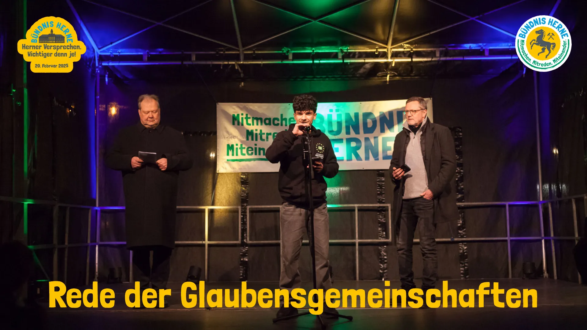 Vertreter:innen der Glaubensgemeinschaften auf der Bühne