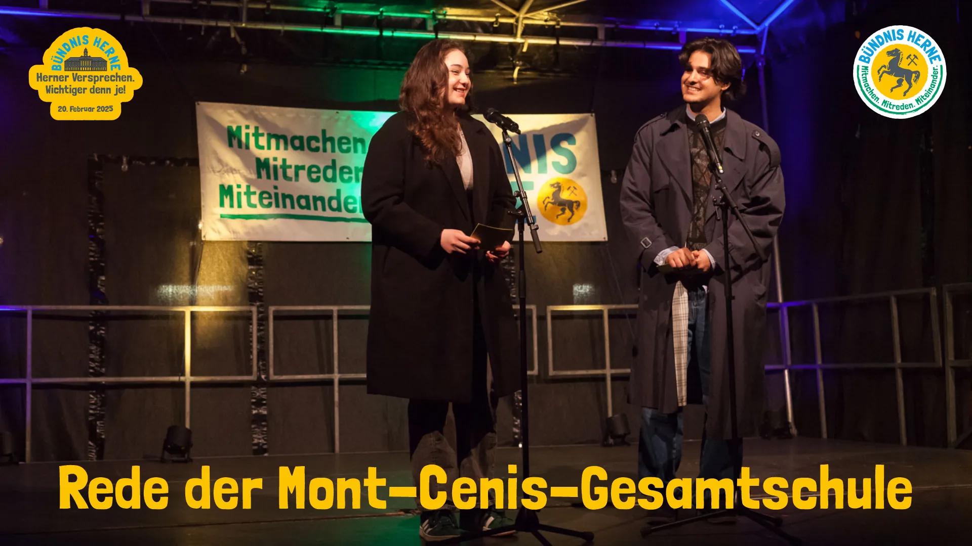 Schüler:innen der Mont-Cenis-Gesamtschule auf der Bühne
