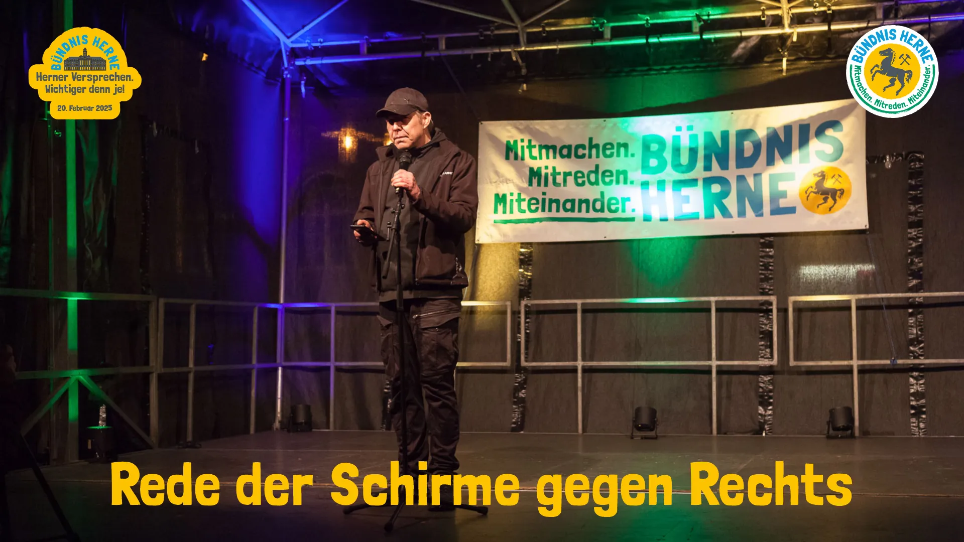 Vertreter der Schirme gegen Rechts auf der Bühne