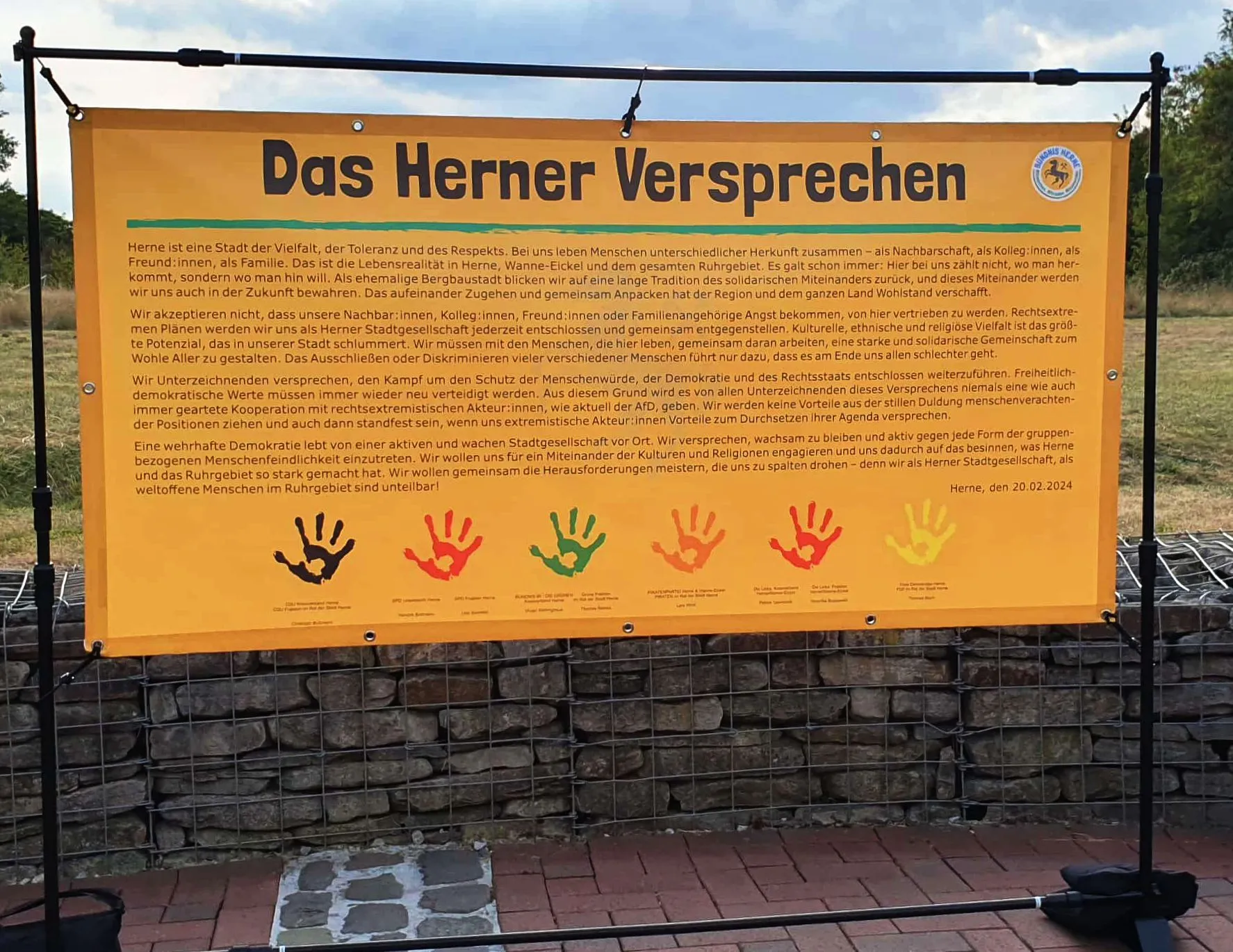 Foto des Banners "Das Herner Versprechen" auf der Mahnwache "Wahlarena 2025"