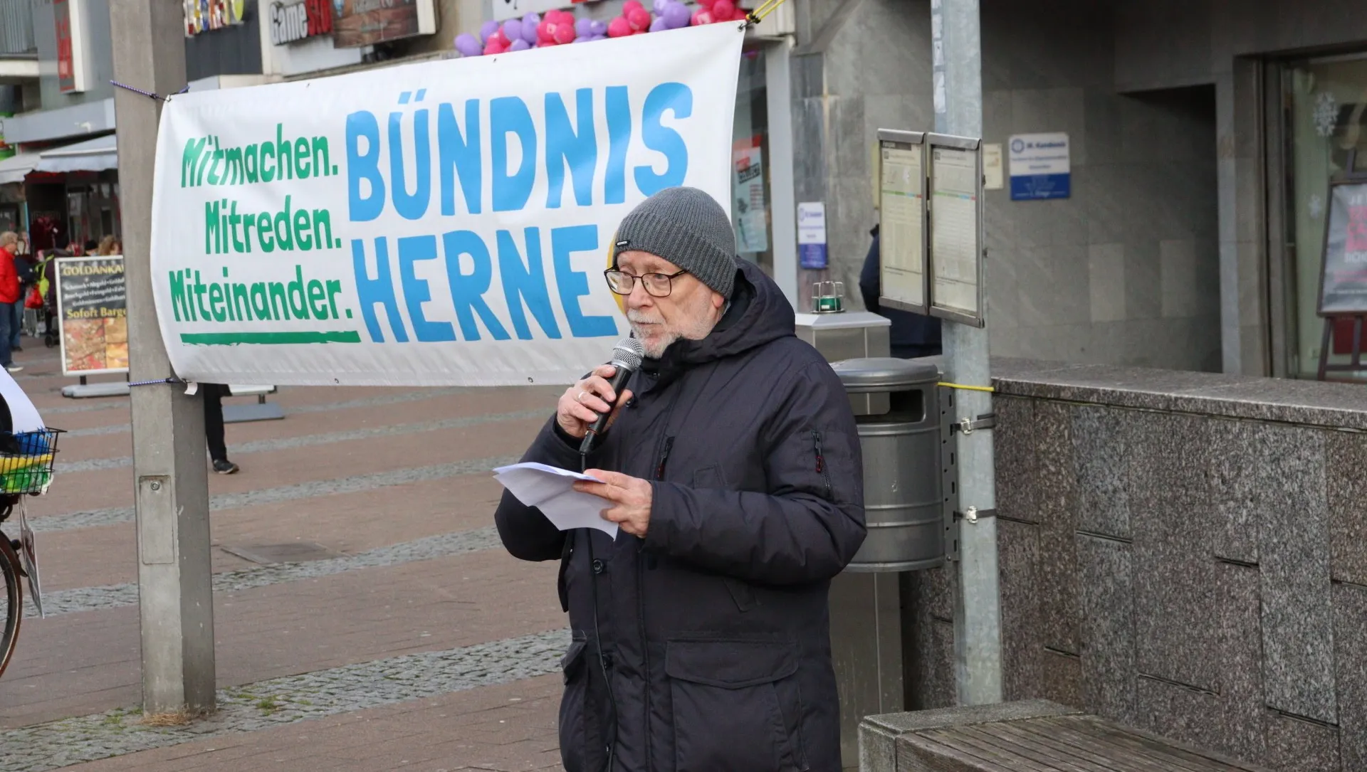 Rolf Dymel (Förderkreis Mahn- und Gedenkstätte Polizeigefängnis Herne e. V.) auf der Kundgebung