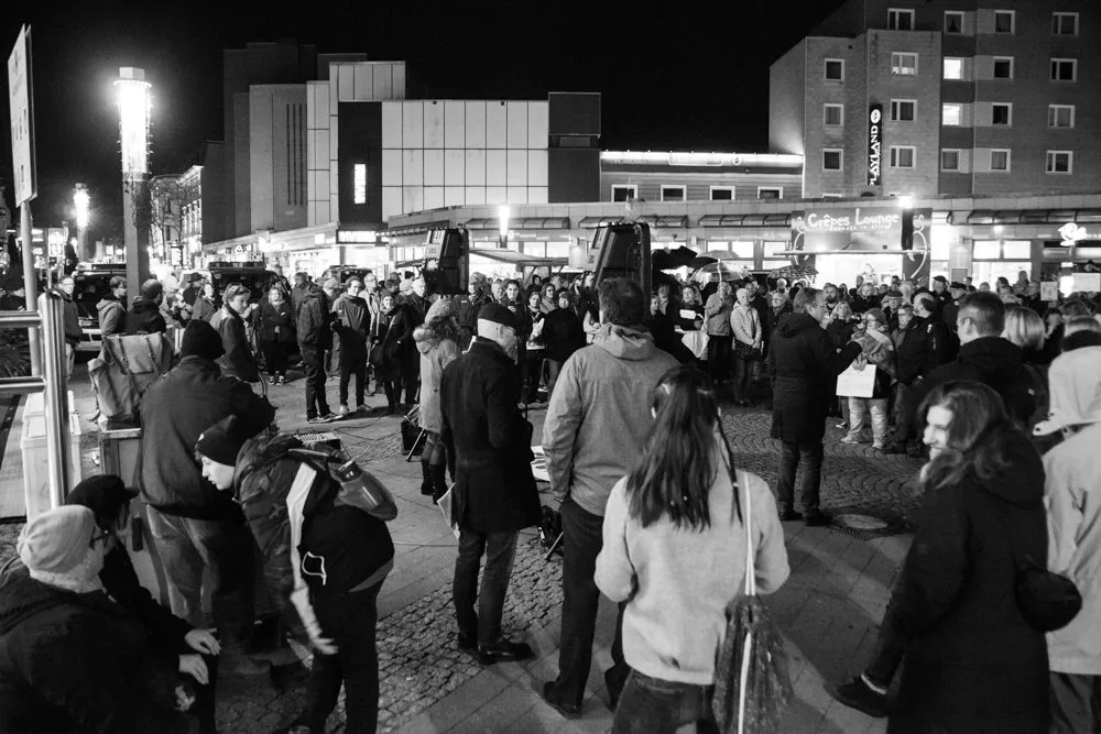 Menschen auf der Kundgebung in schwarweiß
