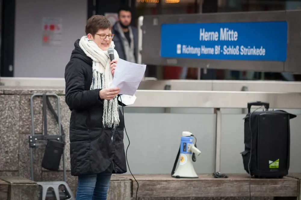 Cordula Vordenbäumen (Bündnis Herne) auf der Kundgebung