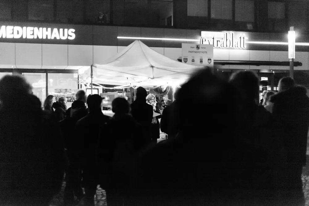 Teilnehmende auf der Kundgebung mit dem Pavillon des Bündnis Herne im Hintergrund