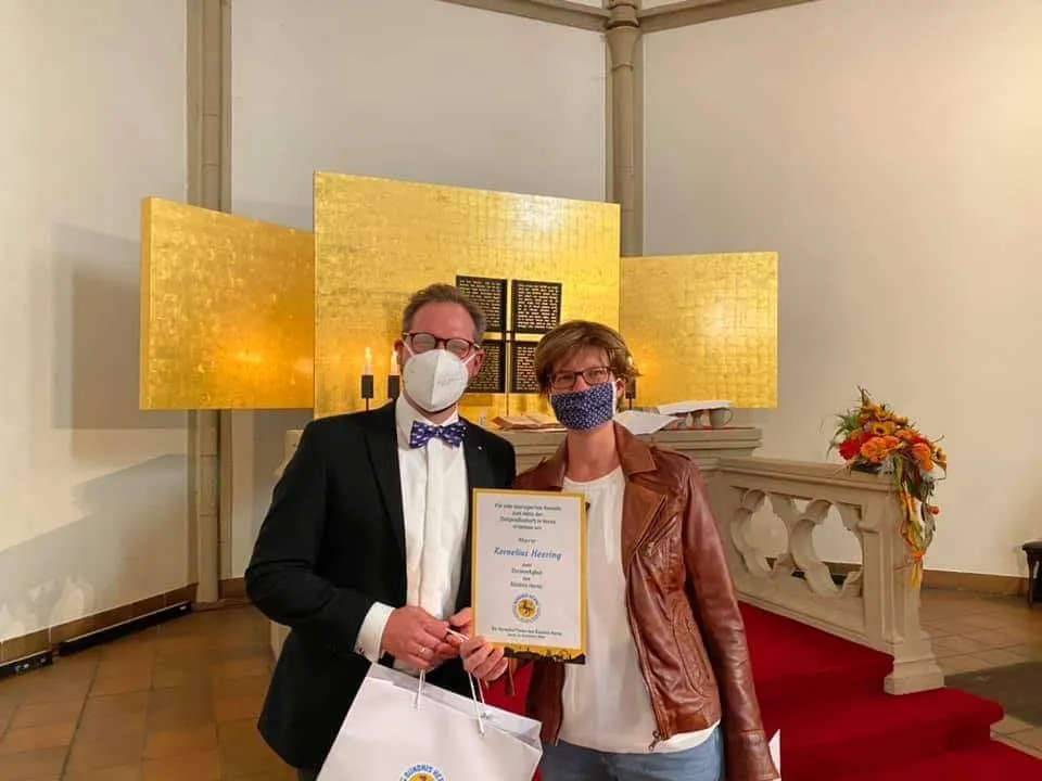 Cordula Vordenbäumen (Bündnis Herne) und Pfarrer Kornelius Heering auf der Verabschiedung am 27.09.2020