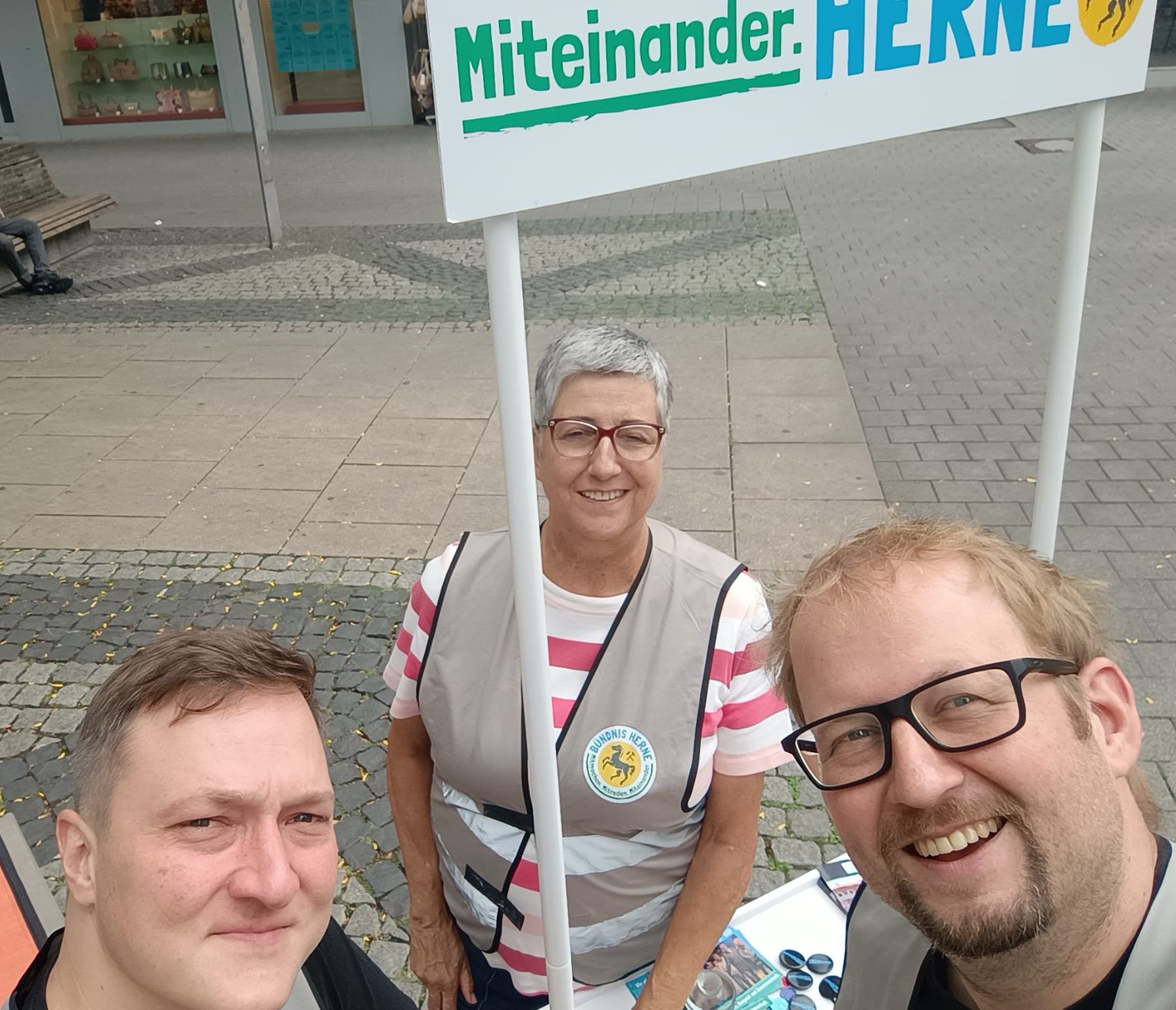 Drei Mitglieder des Bündnis Herne bei Demokratie auf der Straße