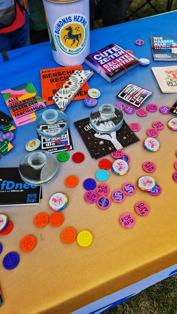 Eine Auswahl an Giveaways, Sticker und Buttons