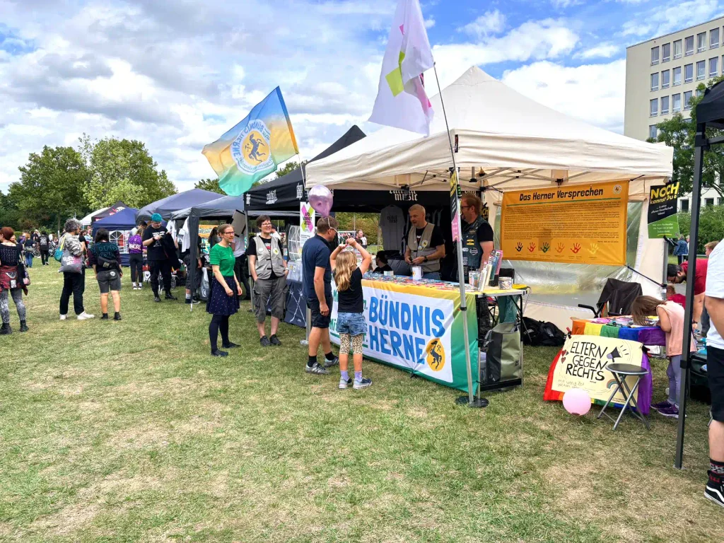 Unser gemeinsamer Infostand mit den Eltern gegen Rechts - Herne beim 18. KAZ Open Air.