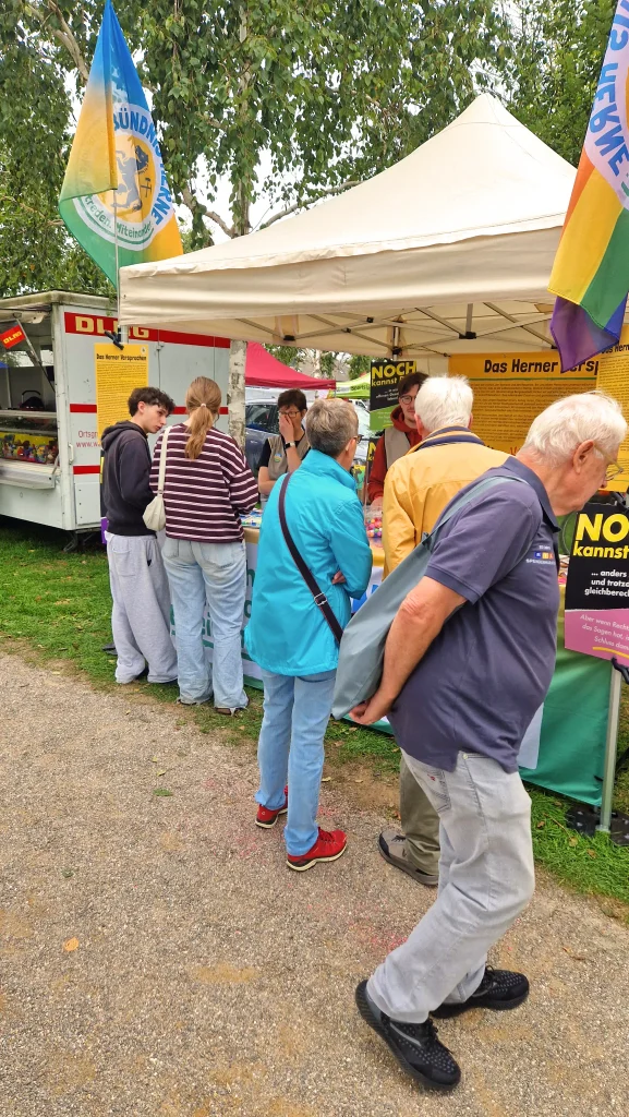 Menschen an unserem Infostand