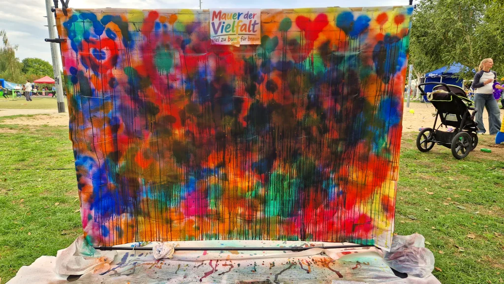 Die Mauer der Vielfalt in ganz bunt