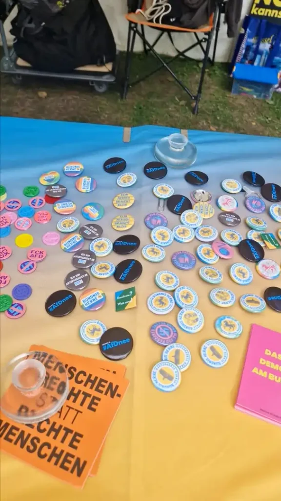 Buttons und Einkaufswagenchips am Infostand